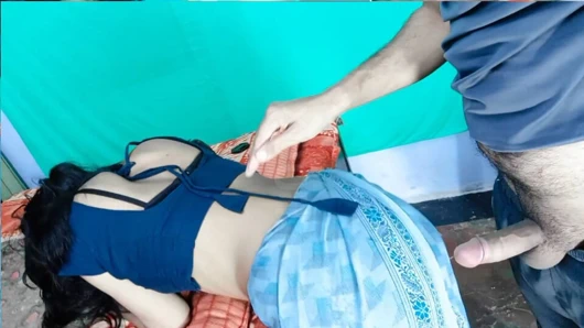 cute saree bhabhi (OUTDOR SEX) gets naughty with  her devar for rough and hard sex during massage on her back. Beautiful bhabhi