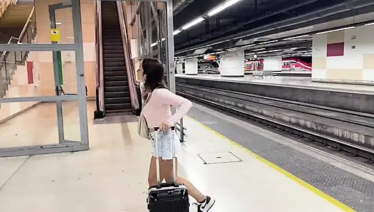 Tren istasyonundan bir yabancıyla sikişiyor