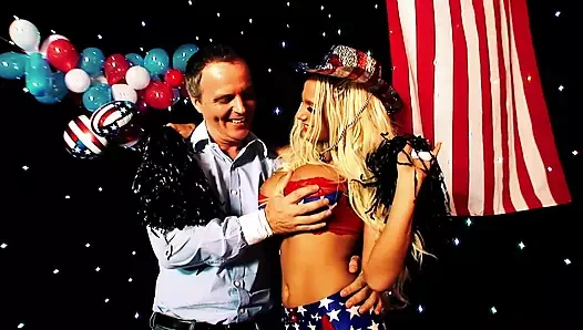 Amy Azurra ateşli bir üçlü sekste kızışıyor