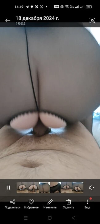 Sıcak sarışın eşim sert bir kabinin üzerine oturuyordu