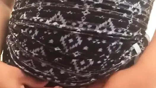 Orta yaşlı seksi kadın banyoda yapay penisiyle mastürbasyon yapıyor