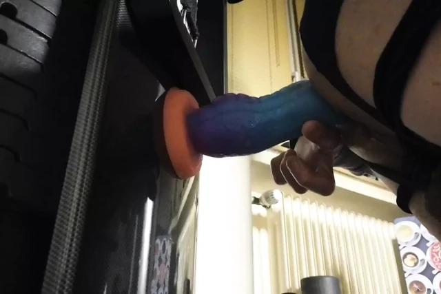 Büyük dildo ilk kez - yağmur ve gök gürültüsü kendini sikiyor