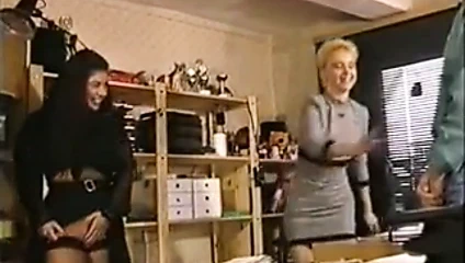 Ofiste bir büyük memeler denemek lezbo fisting ve anal sikme