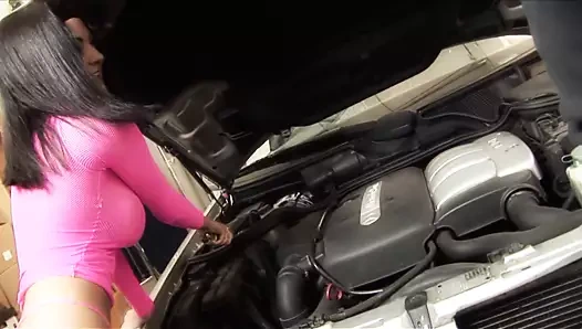 Busty fahişeler aynı anda sevişmek ve birbirlerini izlemek istiyor