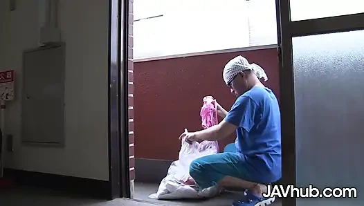 Tsubaki kato ateşli vücutlu komşusu baştan çıkarıyor