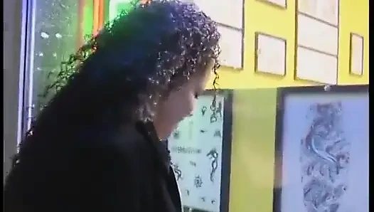 Kıvırcık saçlı muhteşem esmer yeni bir dövme istiyor
