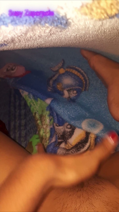 Üvey kız kardeşim Susy mastürbasyon yapıyor ve seksi bir sesle fahişe gibi inliyor | Klip 1