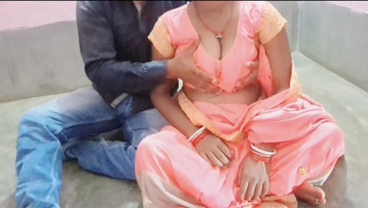 Rina yenge evde yalnız ve sert yarakla sikişmek ve binmek için odama geliyor