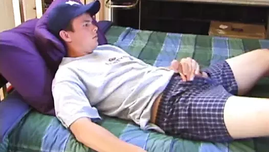 genç connor krikolar kapalı ve göbek üzerinde boşalan