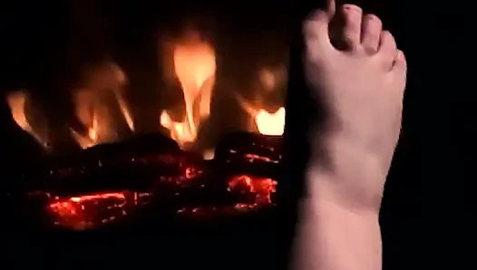 Sana güzel bir ateşli ayakla mastürbasyon yapmak için ayaklarımı ısıtıyor