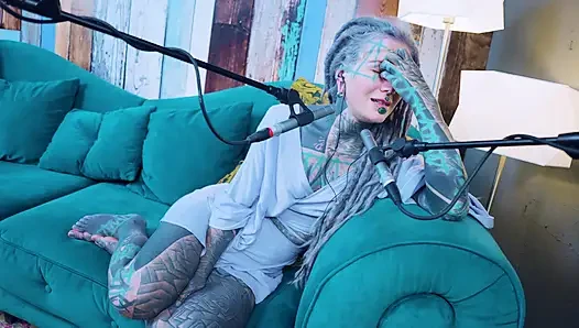 P hakkında konuşuyorum - tutku - asmr podcast sfw konuşuyor gotik sıska kız dreadlocks dövmeli model dövmeli kız