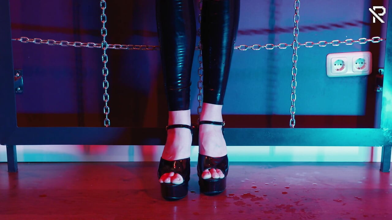Elektro şok topuklu lateks catsuitli köle kız