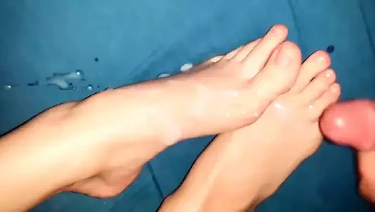 Adım annenin doğal ayak parmaklarında cumming