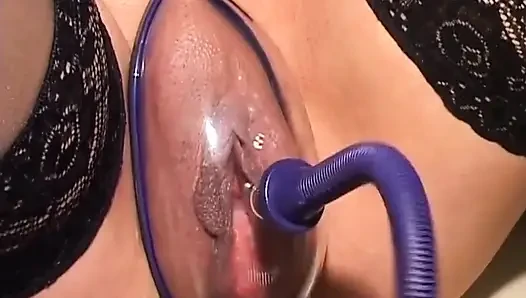 Olgun esmer orta yaşlı seksi kadın jinekoz oyuncağı için bağlı
