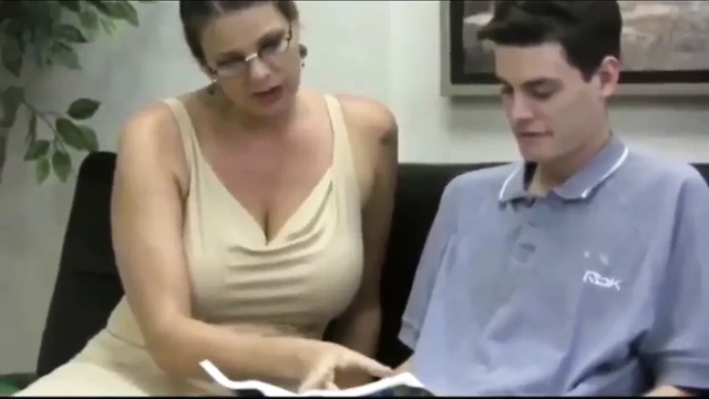 sarışın olgun yardımcı olur onu genç komşu için ulaşmak bir orgazm