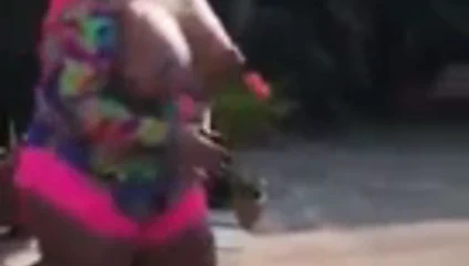 Büyük göğüsler şarkı söyle ve dans et