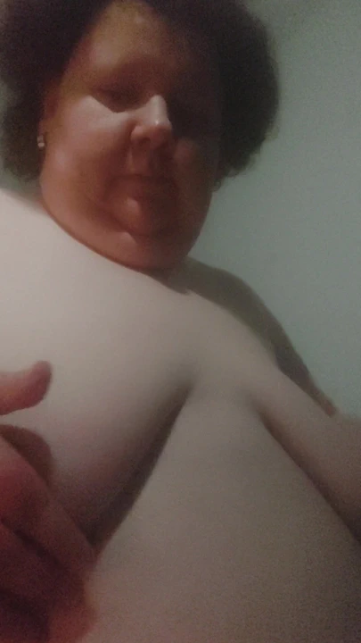 İri güzel kadınlar göğüslerini yalıyor