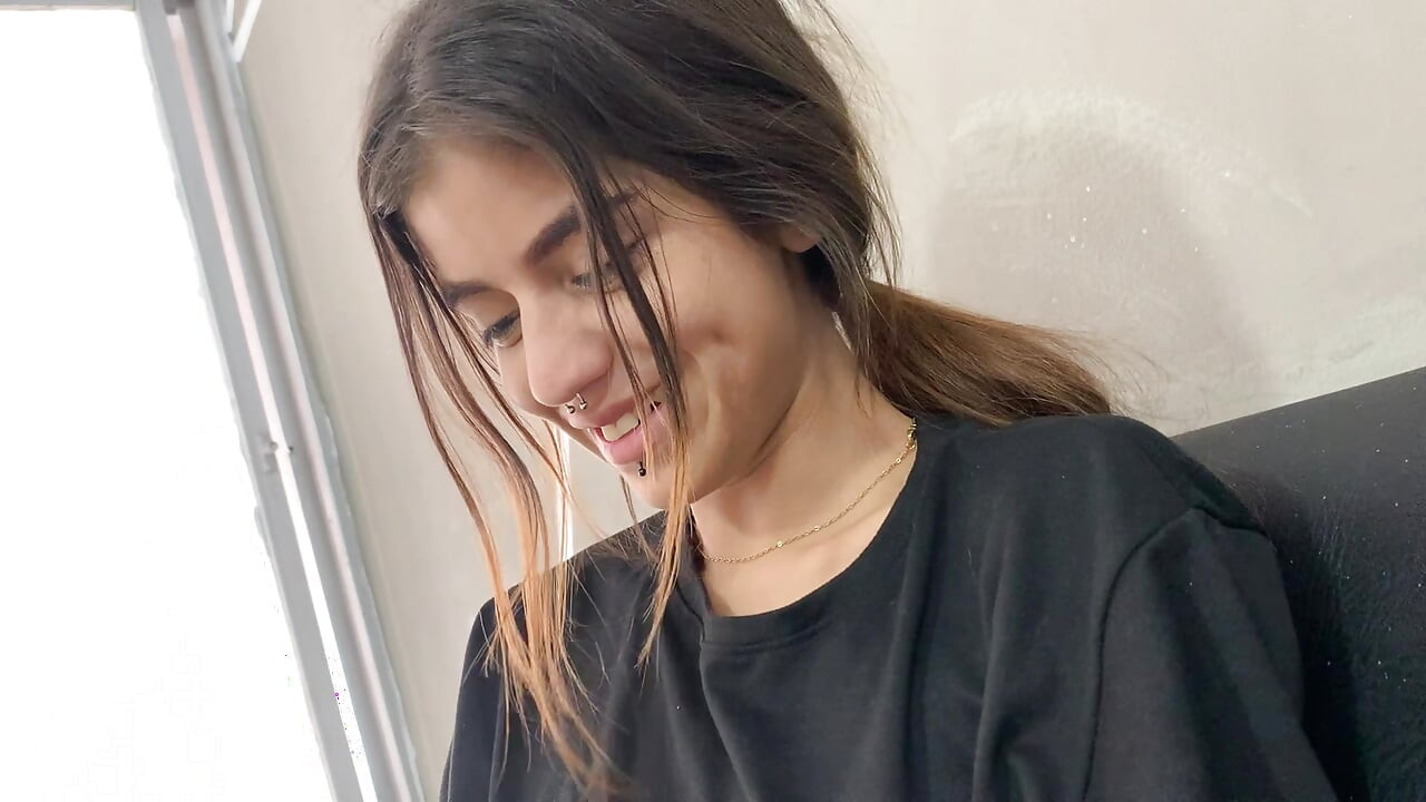 Üvey kız kardeşim beni gömleksiz göremiyor çünkü bana olan arzuları artıyor