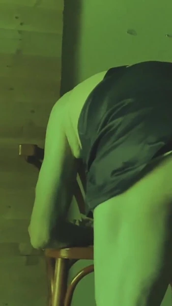 Мощный момент из "сисси одевается с ее приклеенной киской - часть 2"