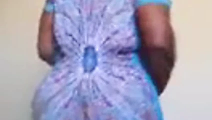 Kenyalı kız dans ediyor