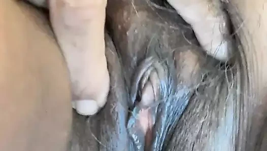 Yatak zamanı flanel gecelikimi giyiyor, sonra iyi uyumak için mastürbasyon yapıyor