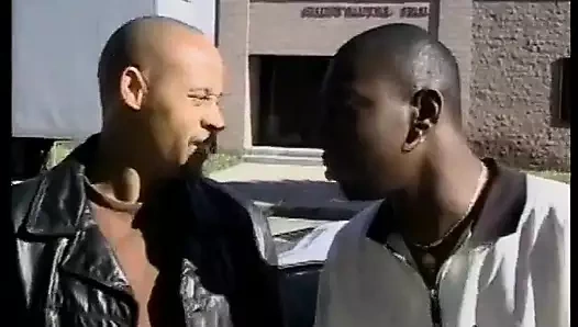 Deri siyah maskeli büyük memeli zenci bebek iyi bir sürtük gibi arkadan sert sikiliyor