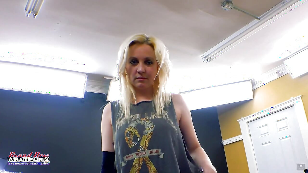 Bölüm 1/2 Amelea Nicole'ü sahte porno seçmelerine getiriyor çıplak ve kamera için yarak emiyor