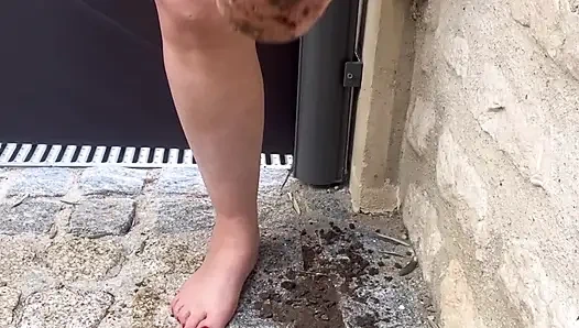 Kirli ayaklarımı temizliyordum...