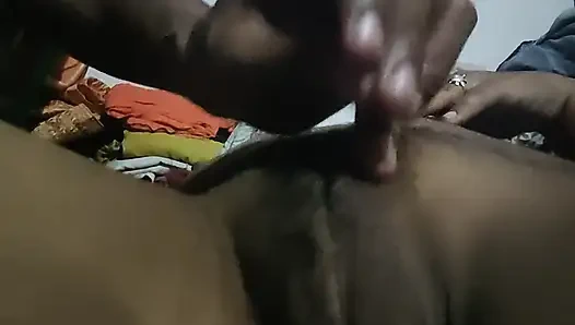 Üvey kuzenim amcığıma masaj yapıyor