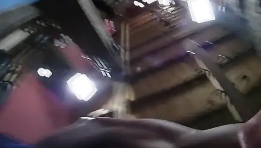 Supergirl birkózik a nappaliban