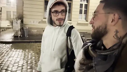 Nathan arkadaşı tarafından prezervatifsiz sikiliyor