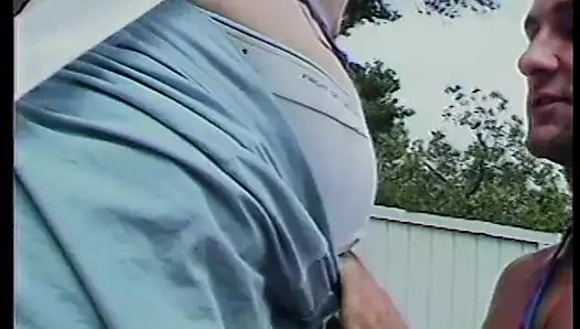 Ateşli adamlar dışarıda yemek pişirirken biraz eğlenmeye karar veriyor