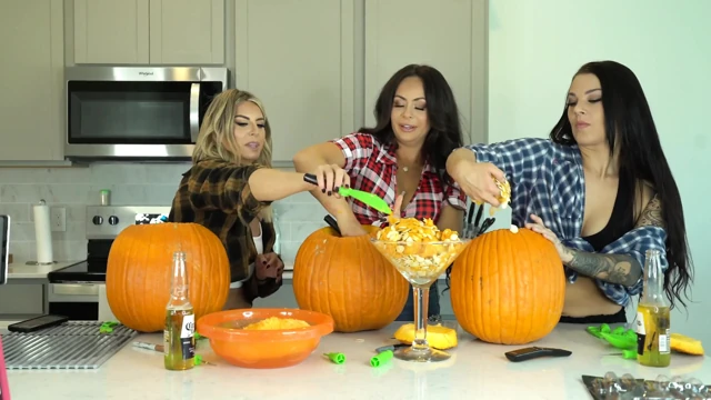 Kiki Mariah_970 Evelin Carve Pumpkins çıplak fotoğraf çekimi