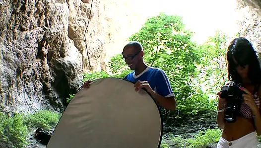 Esmer fahişe açık havada götten sikiliyor