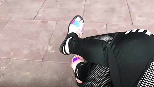 Yeni parlak sandaletlerim ve parmaklarım açık havada azdırıyor