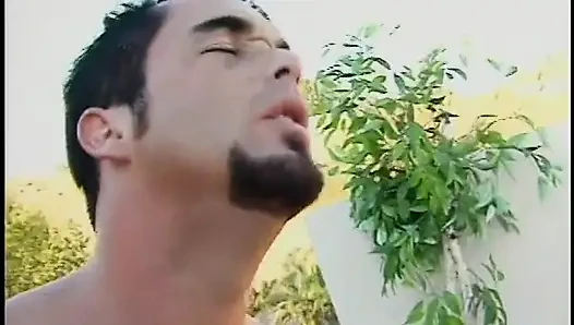 Muhteşem tatlı kız bacaklarını açıyor ve ıslak amını yalatıyor ve siktiriyor
