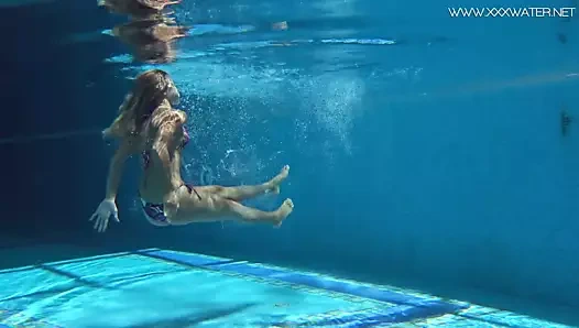 Mary kalisy rus porno swims çıplak içinde the havuz