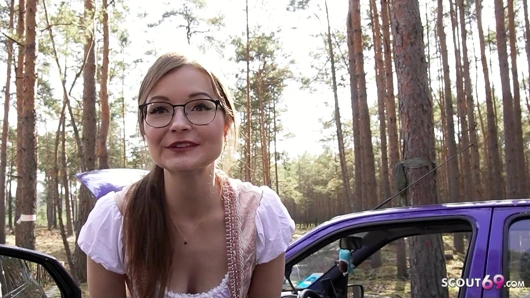 Minyon Alman gözlüklü kız tinyemily araba arızasıyla ilgili yardım için yabancıyla sikişiyor