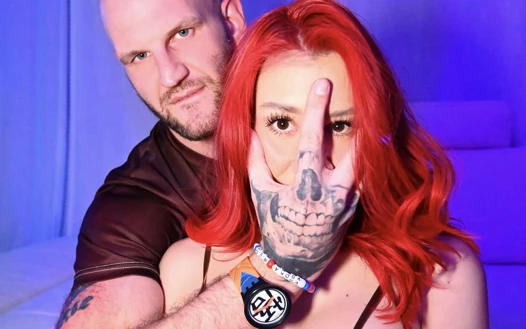 Kızıl saçlı zoey di giacomo dj'in odasına giriyor ve sert sikiliyor