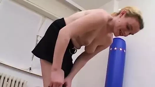 Neue Mitarbeiterin fuer das Ficknessstudio