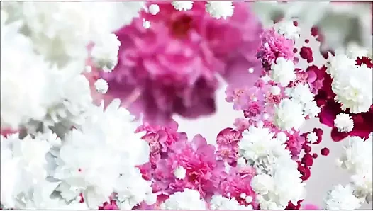 Sıcak ve busty kız duman yanıp sönen uzun bacaklar