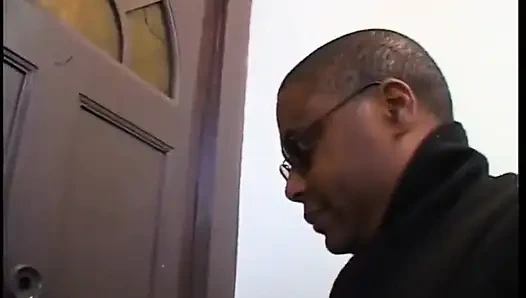 Azgın sarışın orta yaşlı seksi kadın amını yalatırken siyah yarağa sakso çekiyor