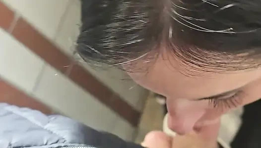 Orta yaşlı seksi kadın yerel barda banyoda sikiliyor