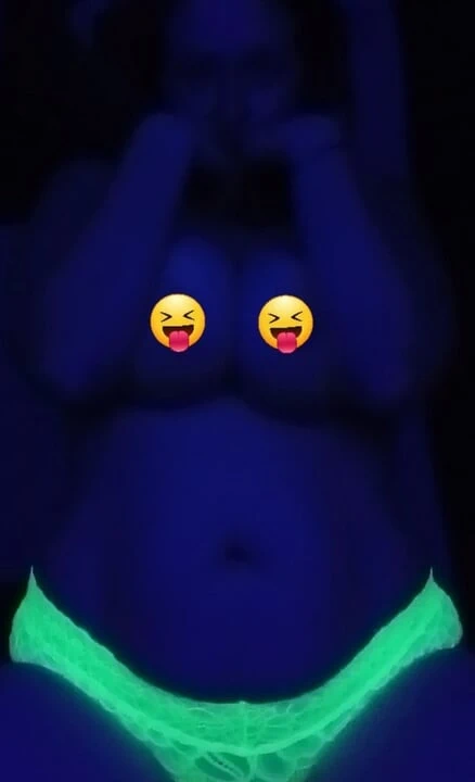 Bade karanlık dildodaki parıltıya biniyor