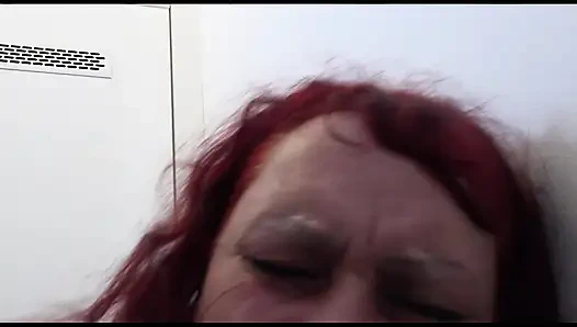 Ateşli kızıl saçlı sert bir yarağı emiyor ve sonra üstüne çıkıp ağzına boşalıyor