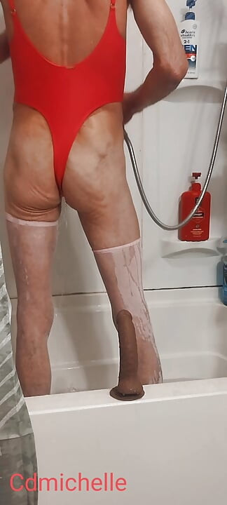 Cdmichelle duşta oynaşırken seksi turuncu mayo giyiyor