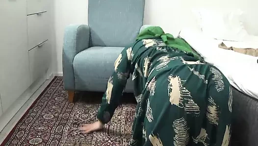 Seksi Arap orta yaşlı seksi kadın mastürbasyon yapıyor ve üvey oğlunu emiyor