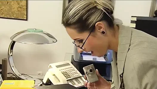 Gözlüklü Ofis Sürtükleri Sert Sikiliyor