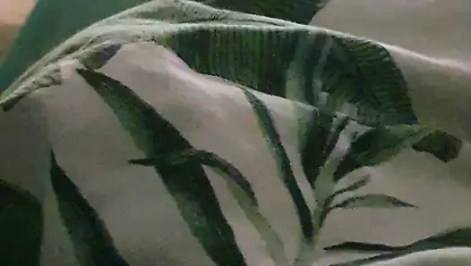 Üvey anne battaniyenin altında üvey oğlunun yarağını sıvazlıyor