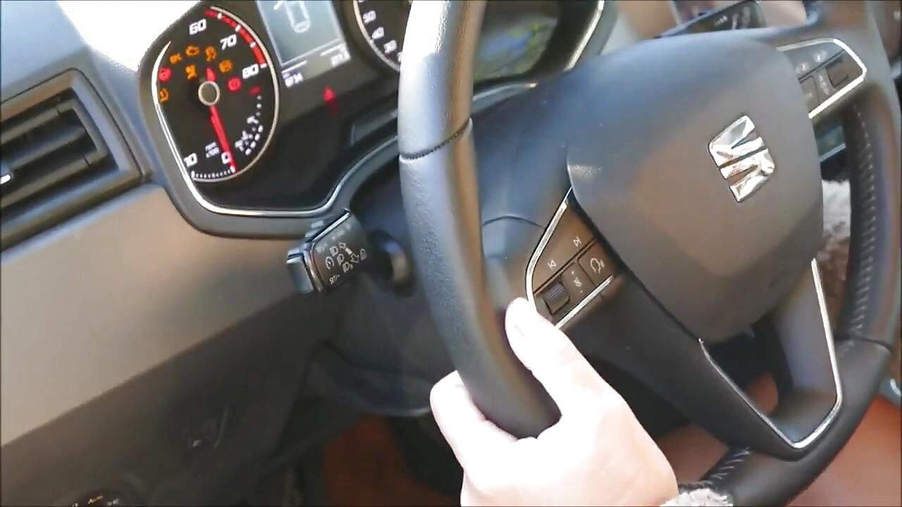 Pedal pompalıyor açık havada teşhir ve parmakla sikiş